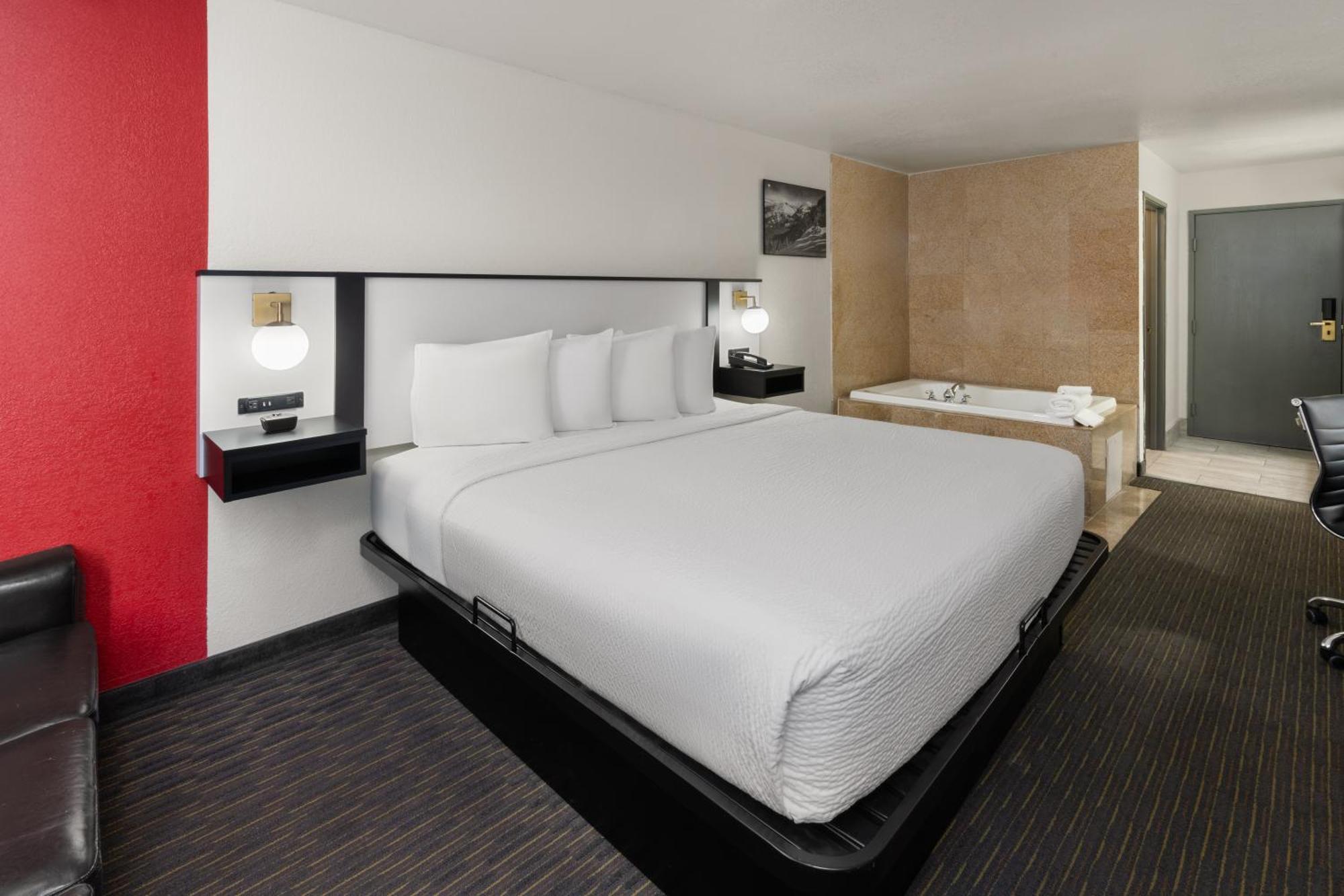 Hotel Sylo Denver Airport, A Ramada By Wyndham 2*